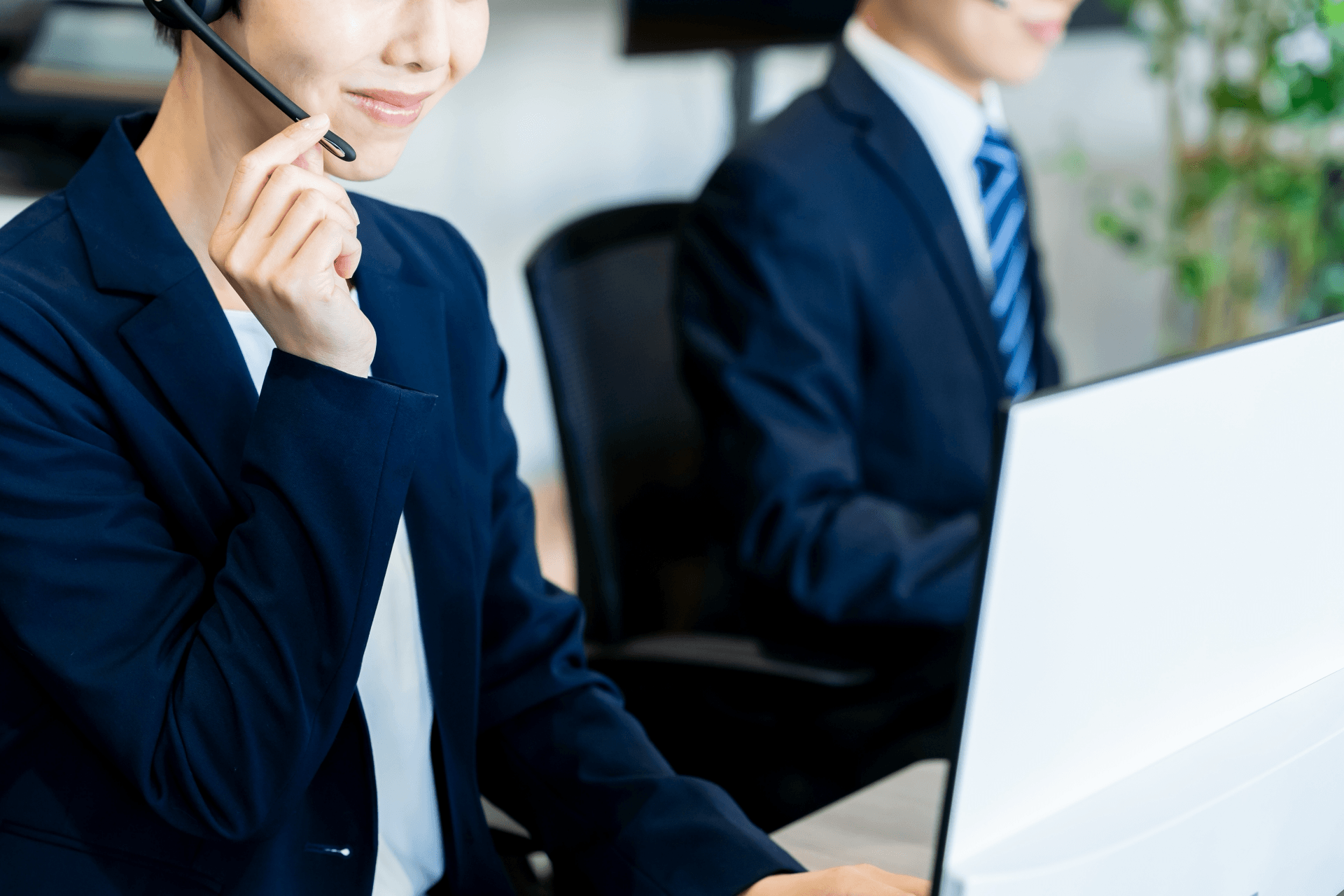 お問い合わせのイメージ写真。オフィスでの相談シーンを表現