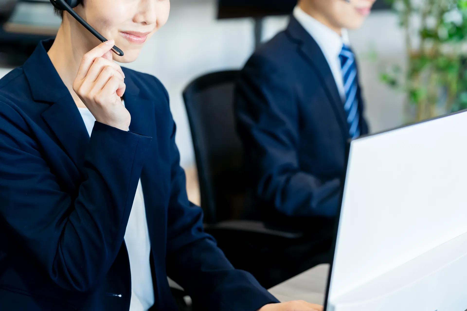 お問い合わせのイメージ写真。オフィスでの相談シーンを表現